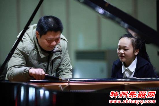 看钢琴医生如何给钢琴“治病”