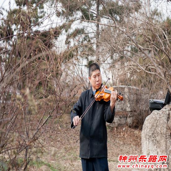 文艺保安伍洁凡的小提琴情缘