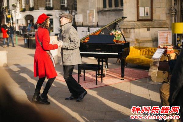 英国公司设计智能钢琴：可自行伴奏