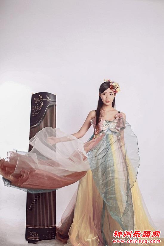 艺考生原源技能逆天 同时演奏多种乐器（图）