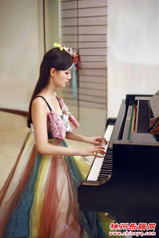 艺考生原源技能逆天 同时演奏多种乐器（图）