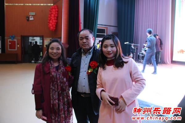 神州乐器网总裁黄向杰受邀出席钢琴公主刘梦缘圆梦中原慈善音乐会