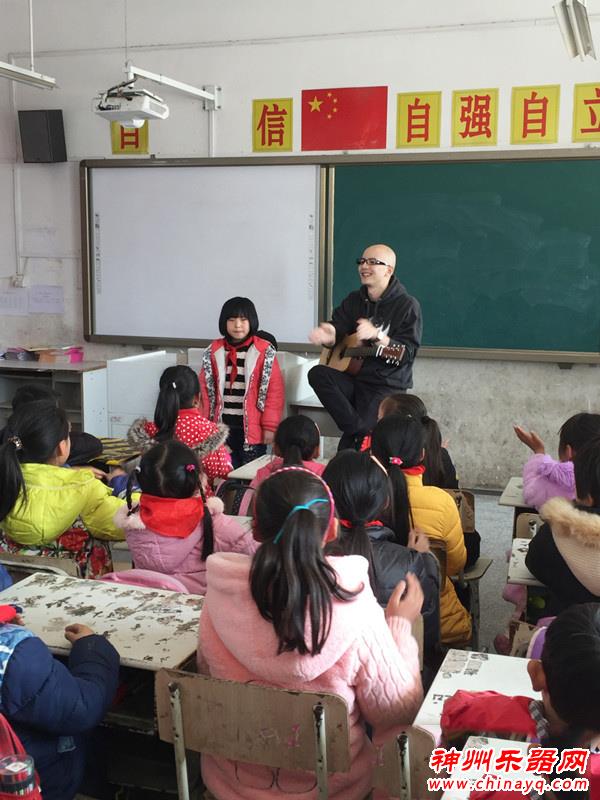 平安变音乐老师赴皖支教 抱吉他弹唱成孩子王