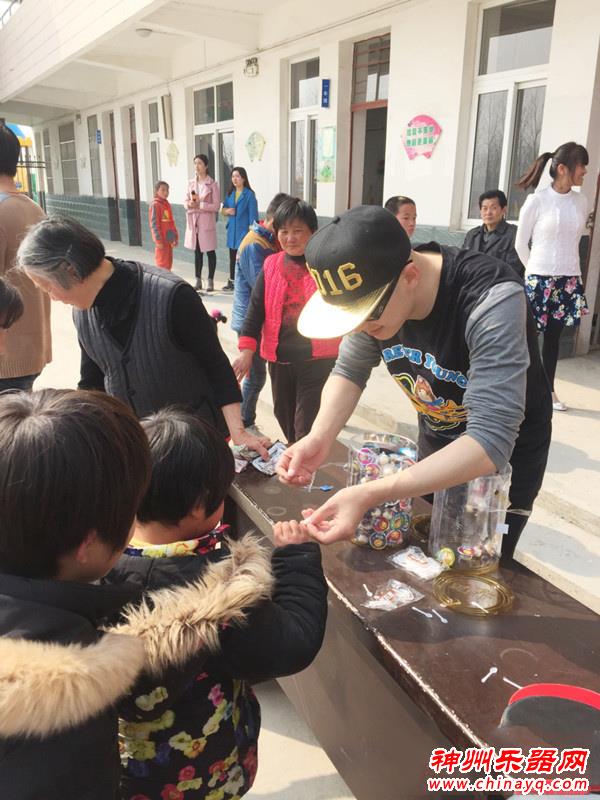 平安变音乐老师赴皖支教 抱吉他弹唱成孩子王