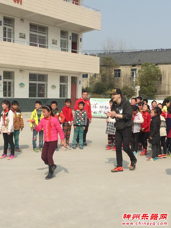 平安变音乐老师赴皖支教 抱吉他弹唱成孩子王