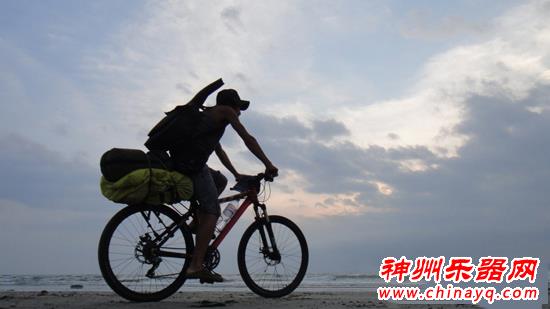 瑞金小伙朱志文 单车、吉他走天涯