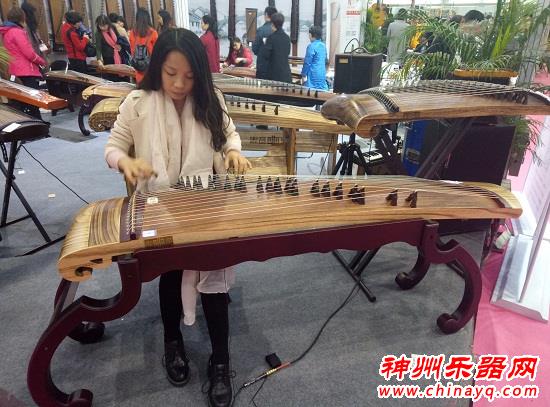 百家筝鸣 广州乐器展上的古筝
