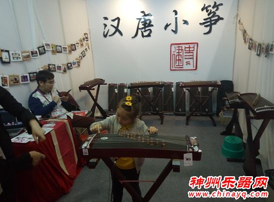 百家筝鸣 广州乐器展上的古筝