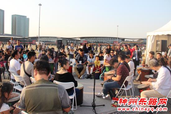 乐器店店主公园打非洲鼓竟有意外收获