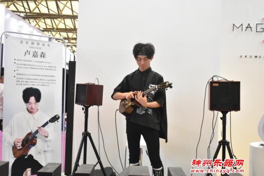 2019上海国际乐器展卢嘉森指弹吉他演绎西乐中国风