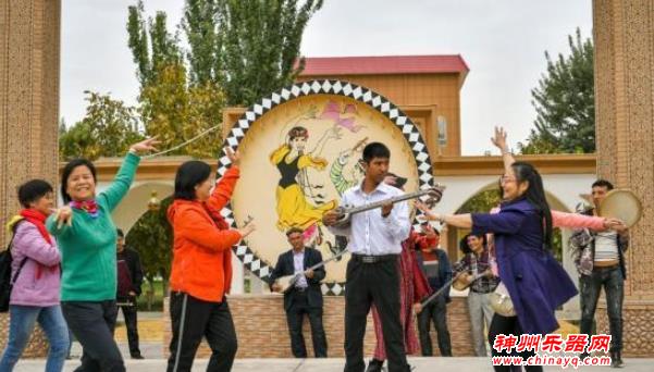 琴声悠扬——探访“中国新疆民族乐器村”