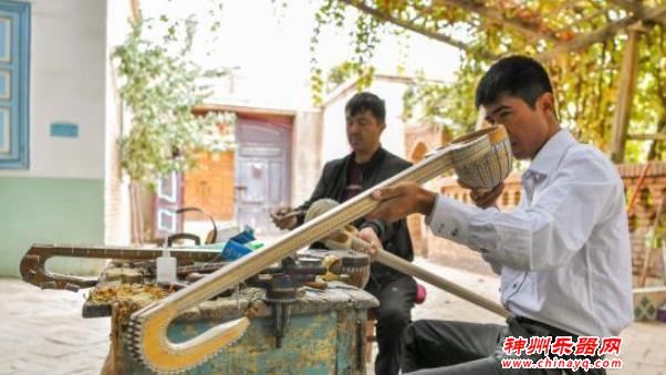 琴声悠扬——探访“中国新疆民族乐器村”