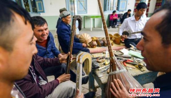 琴声悠扬——探访“中国新疆民族乐器村”