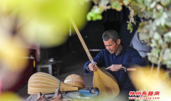 琴声悠扬——探访“中国新疆民族乐器村”