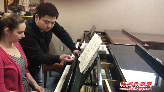 中国钢琴家洪勋在美国大学内开授大师班