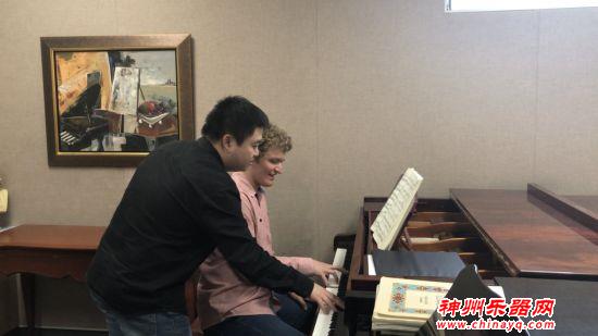 中国钢琴家洪勋在美国大学内开授大师班