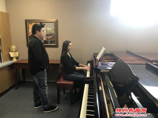 中国钢琴家洪勋在美国大学内开授大师班