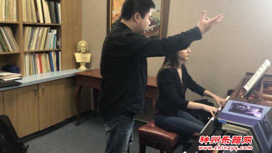 中国钢琴家洪勋在美国大学内开授大师班