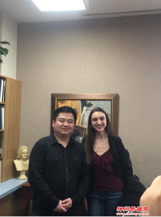 中国钢琴家洪勋在美国大学内开授大师班