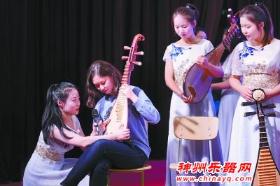 手把手教视障同学弹琵琶