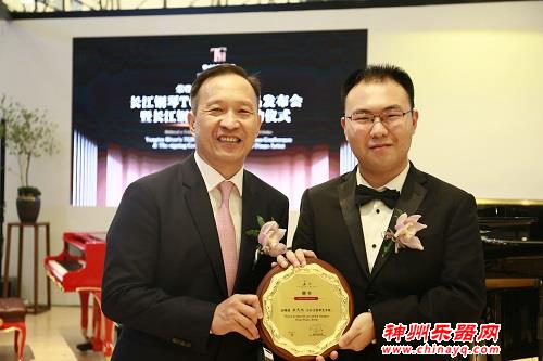 钢琴家安天旭签约“长江钢琴艺术家”