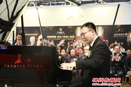 钢琴家安天旭签约“长江钢琴艺术家”