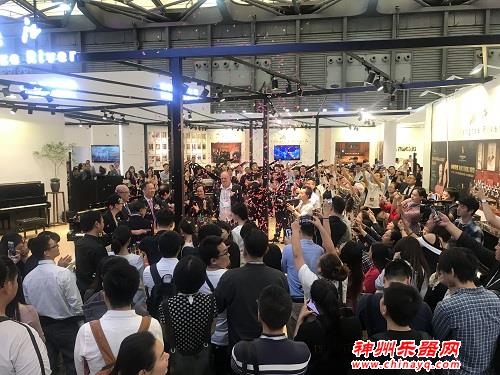 钢琴家安天旭签约“长江钢琴艺术家”