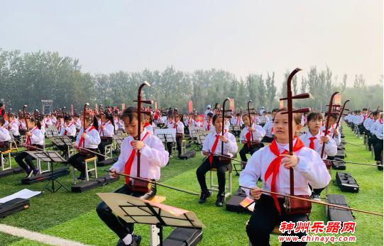 2000余把二胡合奏《我和我的祖国》挑战吉尼斯纪录