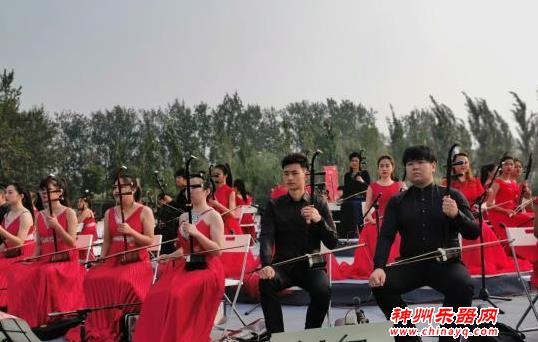 2000余把二胡合奏《我和我的祖国》挑战吉尼斯纪录