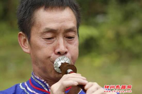 下坝岩底苗族长竹舞