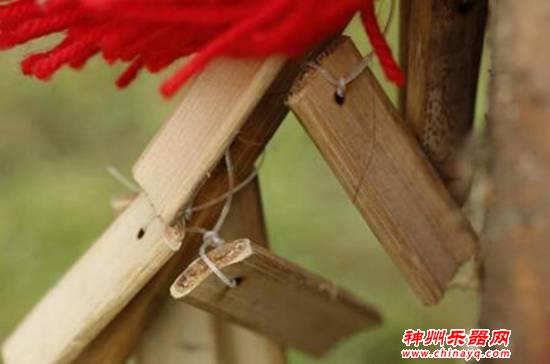 下坝岩底苗族长竹舞