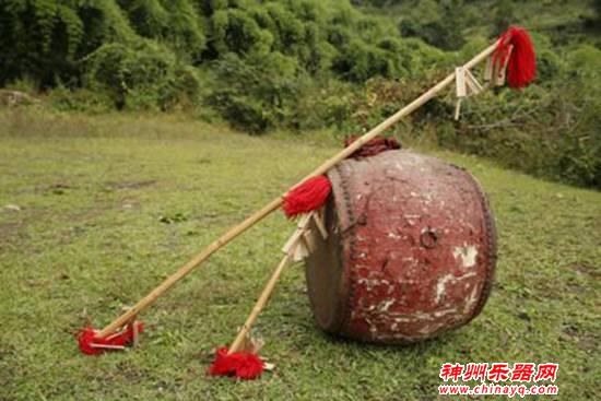 下坝岩底苗族长竹舞