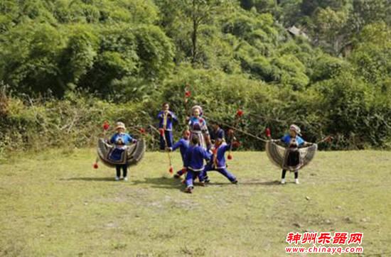 下坝岩底苗族长竹舞