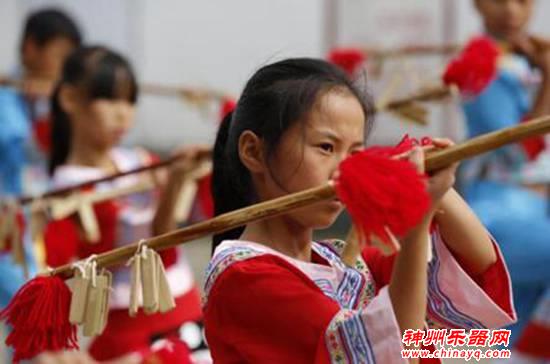 下坝岩底苗族长竹舞