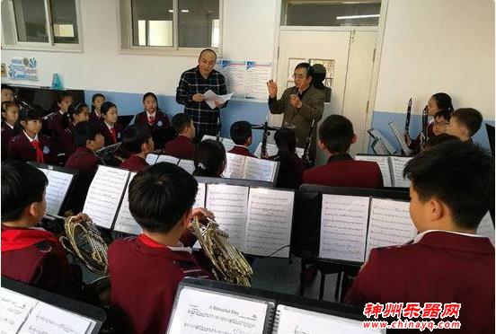管乐大师走进市南区多所小学 现场指导学生演奏
