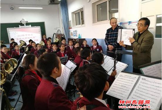 管乐大师走进市南区多所小学 现场指导学生演奏
