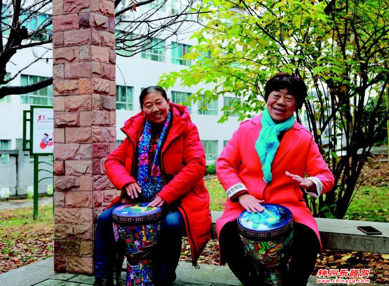 老年姐妹花打起非洲鼓