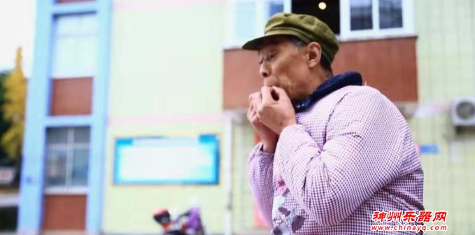 保洁大爷意外“走红” 一叶成曲“吸粉”无数