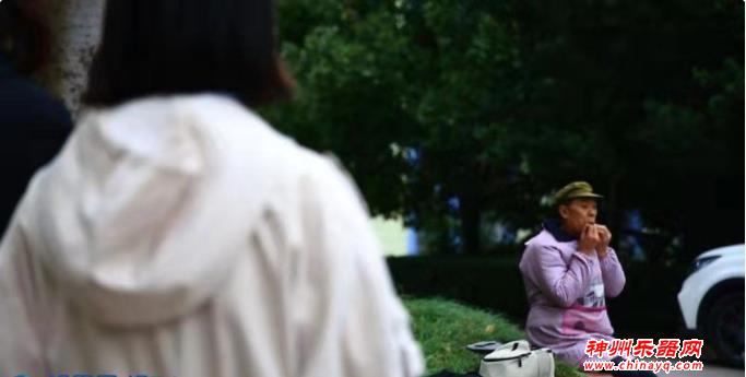 保洁大爷意外“走红” 一叶成曲“吸粉”无数