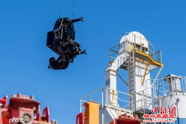 瑞士日内瓦一作曲家凌空演奏竖直的钢琴