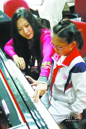 校长“三顾茅庐”请80后钢琴教师前来应教