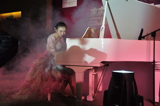 代睿圆梦钢琴演奏会 中原网友见证盲女钢琴公主的梦想