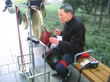 独奏师身兼多职 能用9种乐器伴奏