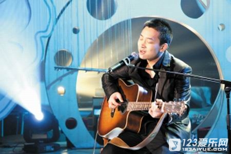 吉他小伙捧红&ldquo;楼道王菲&rdquo; 合唱一曲拍视频