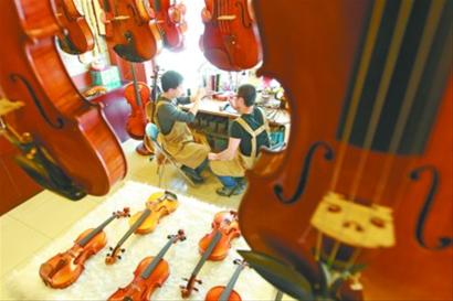 手工制琴遇知音