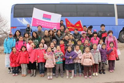 秦川艺校组织学员、家长春游踏青