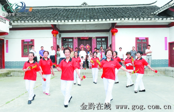 群众运用民歌、快板诵唱《十二个月感党恩》