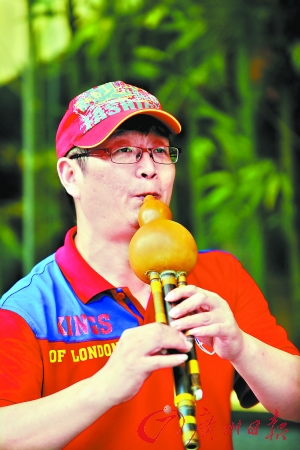 李鑫雨：我的葫芦丝不靠吹靠唱