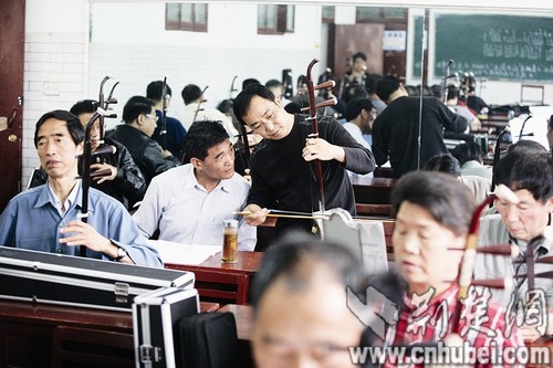 民间二胡高手赛马王  带老小孩们圆二胡梦