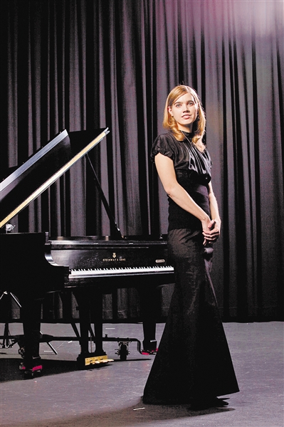 6月6日,钢琴家希拉里来温演奏